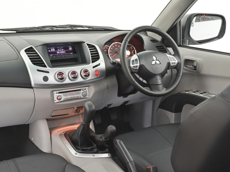  Mitsubishi Triton Double Cab 2013 года  (ZA) (фото 4 из 12)
